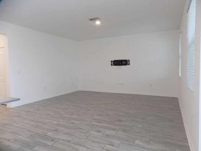 Building Photo - 1713 Chatsworth Cir