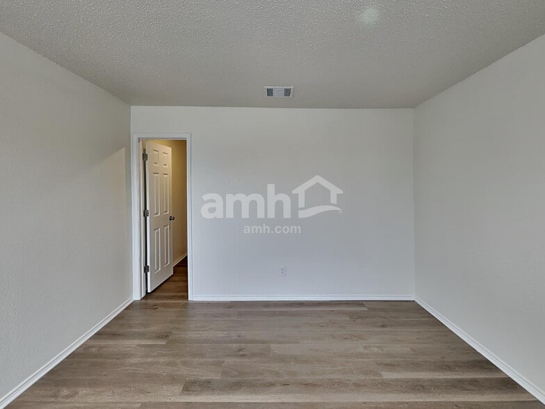 Building Photo - 240 Equestrian Dr