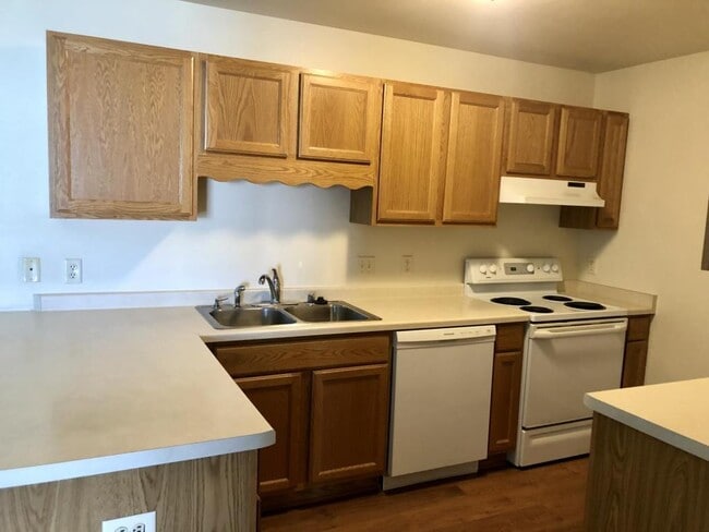 Building Photo - 451 Linden Dr