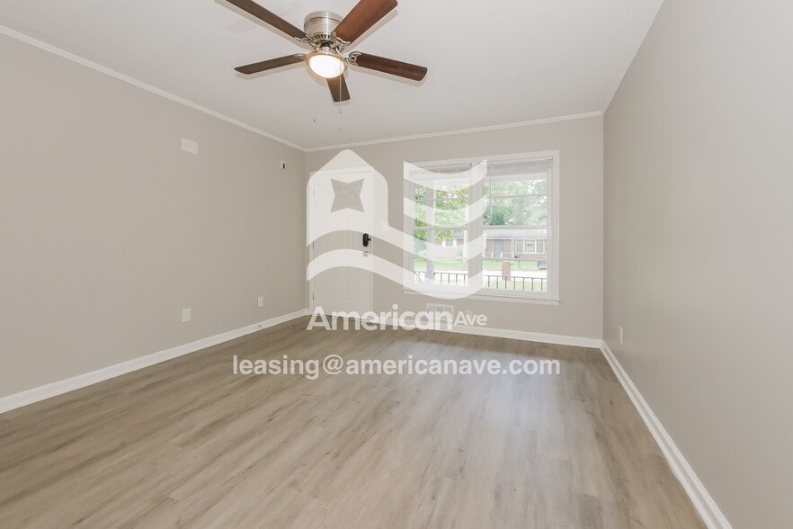 Building Photo - 3215 Commodore Dr