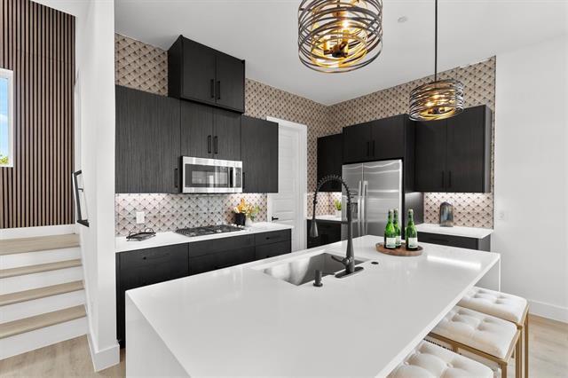 Building Photo - 723 W 10th St