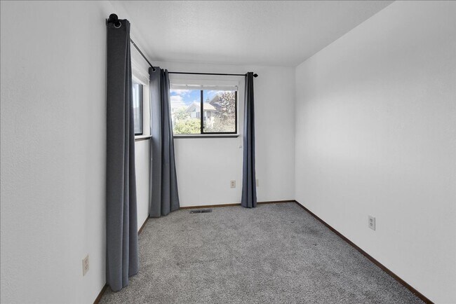 Building Photo - 5Bd/2.5Ba Everett Home