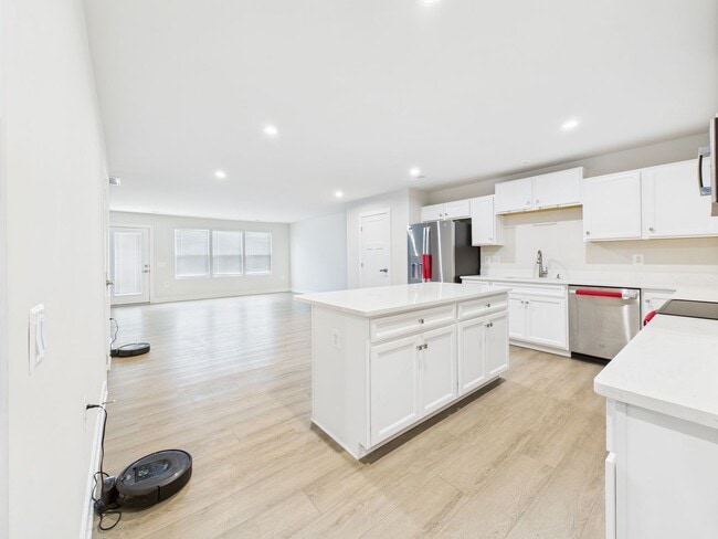 Building Photo - Functional Floorplan, Modern Comfort – Wel...