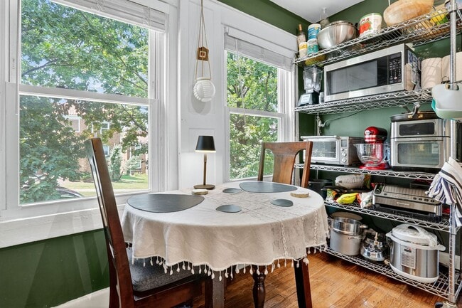 Building Photo - Great 3 Bedroom & 2 Full Baths In GREAT South Plaza Location