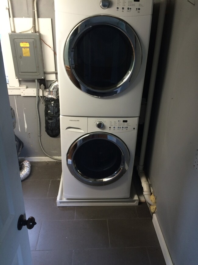 Building Photo - 970 Manvel St