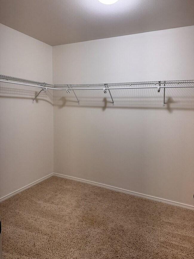 Building Photo - Spacious town home in small community.  Spacious and bright!  Available now!