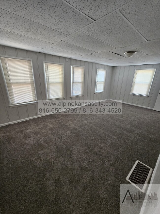Building Photo - Home in NE with HUGE Primary Bedroom! Vouchers OK