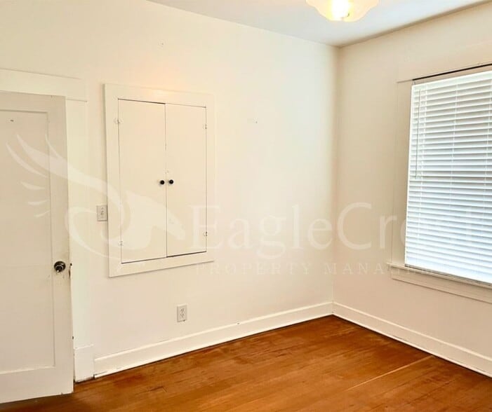 Building Photo - Charming 3BR Home with Spacious Yard & Bonus Living Space