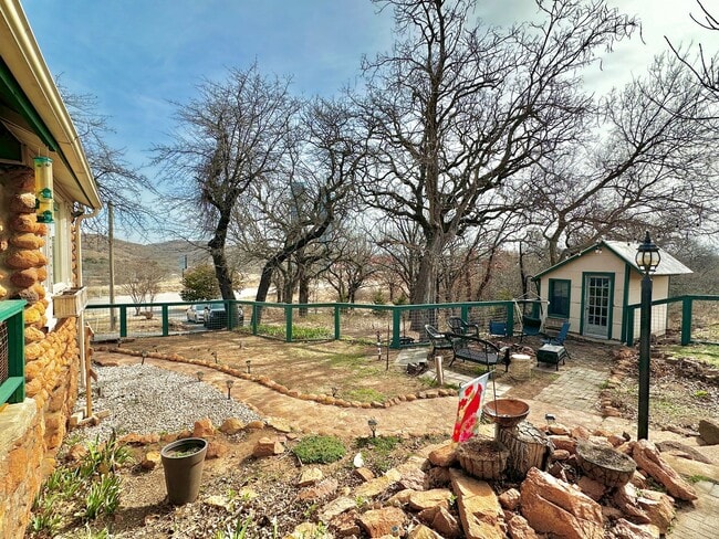 Building Photo - Rustic Charm