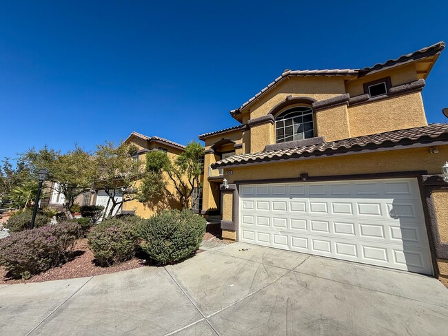 Building Photo - SPACIOUS HOME IN GATED COMMUNITY WITH POOL, RV PARKING & 4-CAR GARAGE!