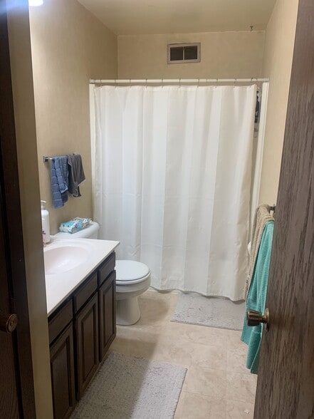 Building Photo - 912 W MacArthur Ave