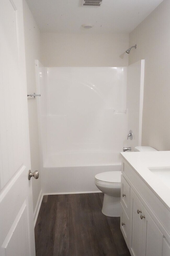 Building Photo - AVAILABLE NOW!