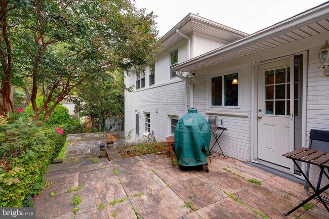 Building Photo - 9420 Holland Ave