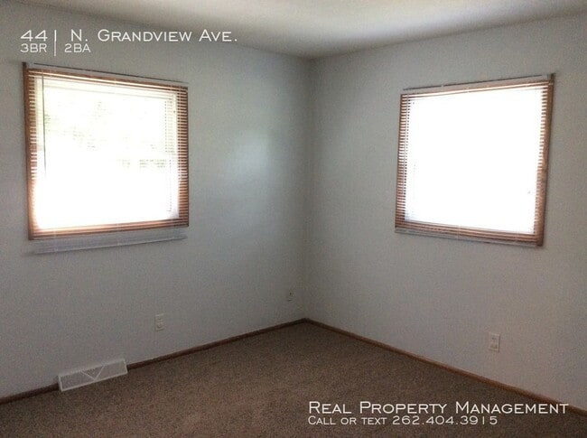 Building Photo - 3 Bedroom 1.5 Bathroom Updated Side by Side!