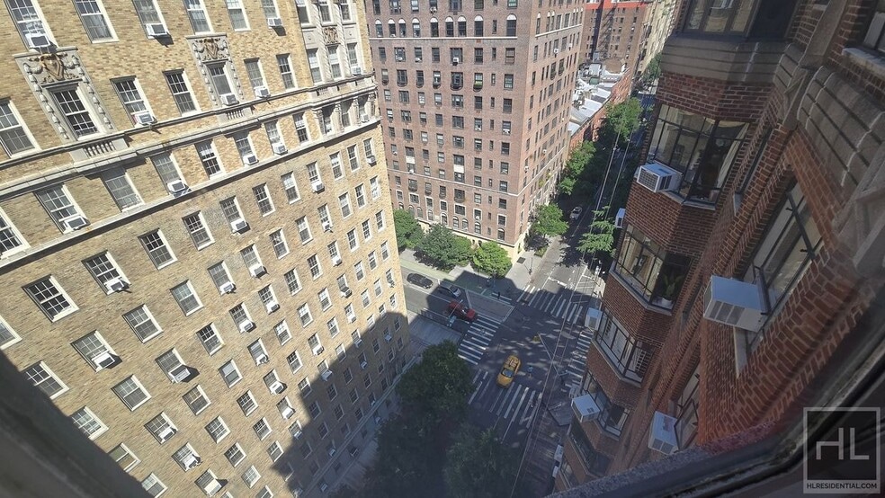 Building Photo - 5 AVENUE