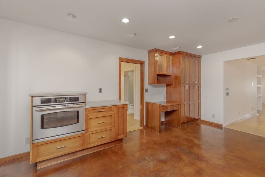 Building Photo - 709 Avenue D
