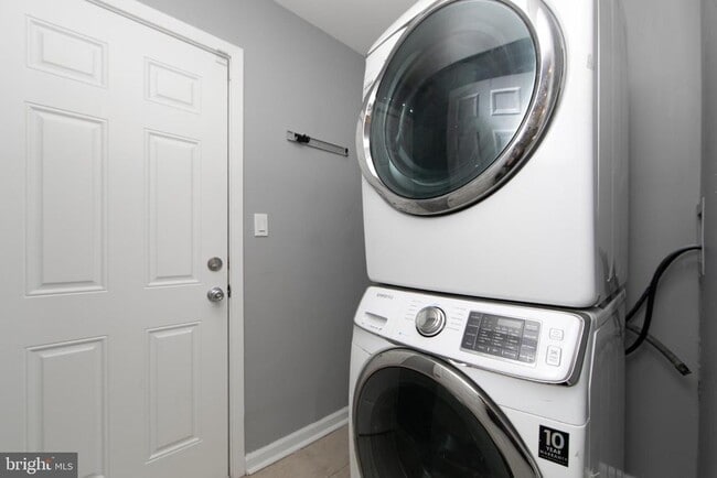 Building Photo - 131 Crossing Way