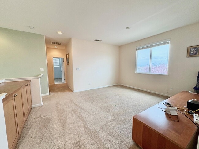 Building Photo - 50% off your first month’s rent move-in special! Spacious 4BR / 2.5BA Home in Pittsburg