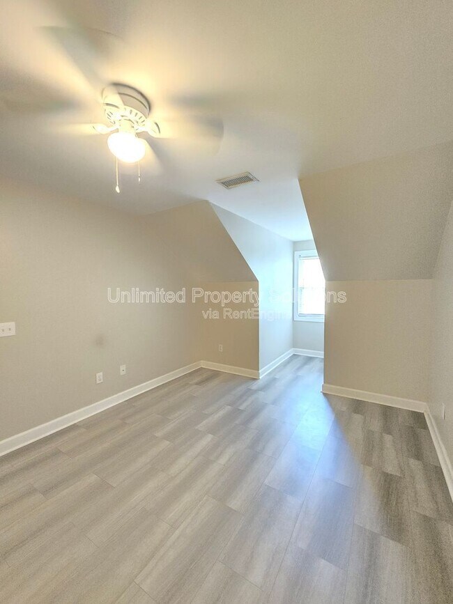 Building Photo - 5006 Carleton Dr