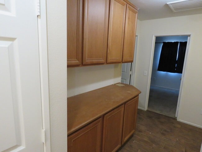 Building Photo - 5 Bedroom in quiet community!