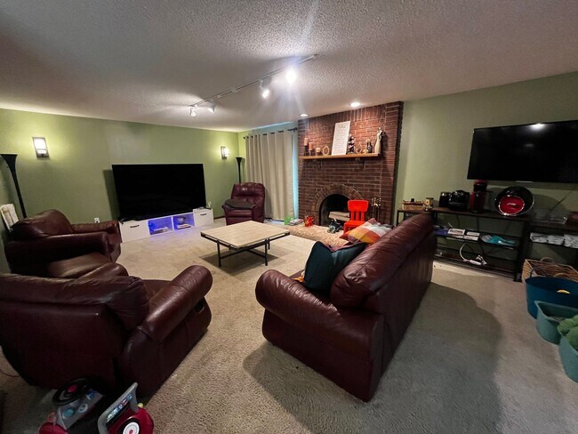 Building Photo - Spacious & Serene 4 Bedroom Country Contem...
