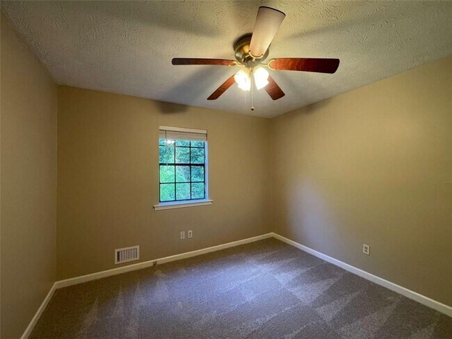 Building Photo - 55 Hunt Ridge Dr