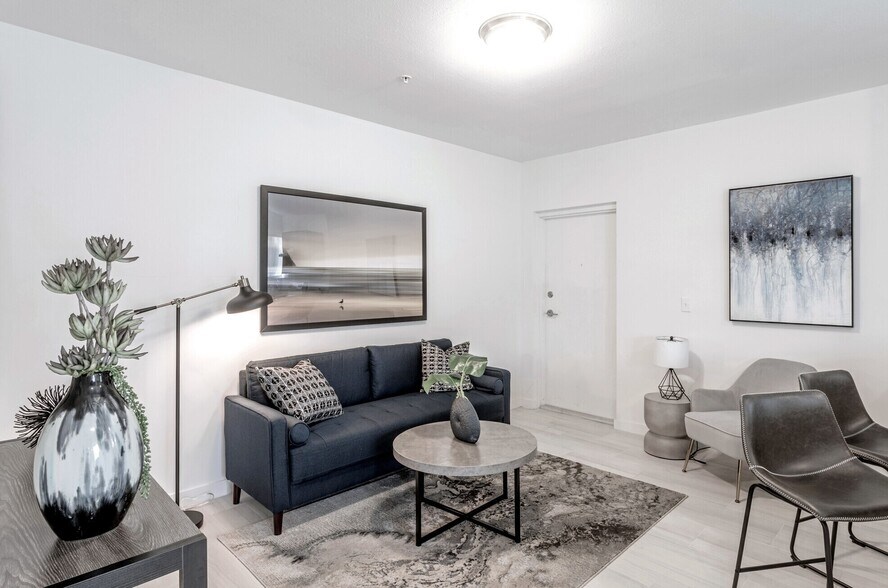 Building Photo - 407 W 77th St