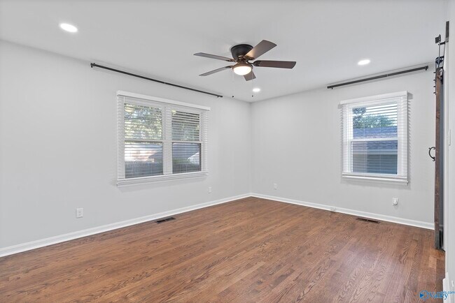 Building Photo - 3311 Beverly Dr SW
