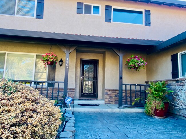 Building Photo - MOVE IN SPECIAL! ! Beautiful 3 bedroom 3 b...