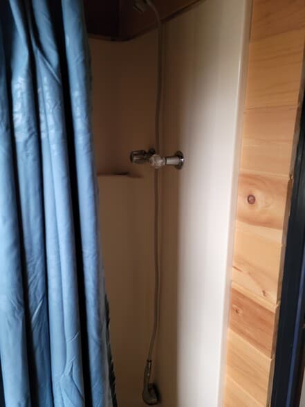 Stand up shower in Bathroom - 286 Mount Vernon Rd