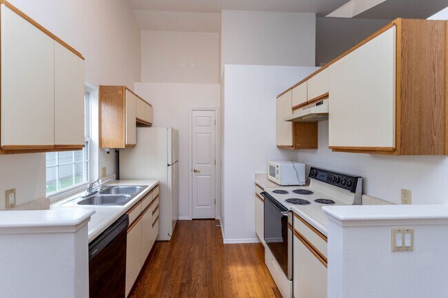 Building Photo - Lovely District 20 Townhome!