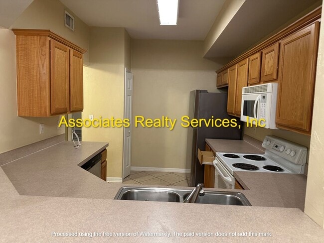 Building Photo - GREAT LOCATION-  3 Bedroom- LOOK!