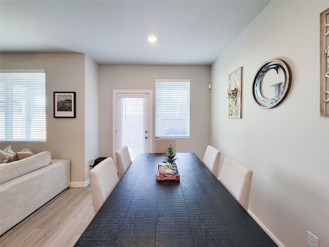 Building Photo - 710 Seafoam Ln