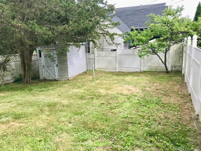 Building Photo - 15 Crofut Pl