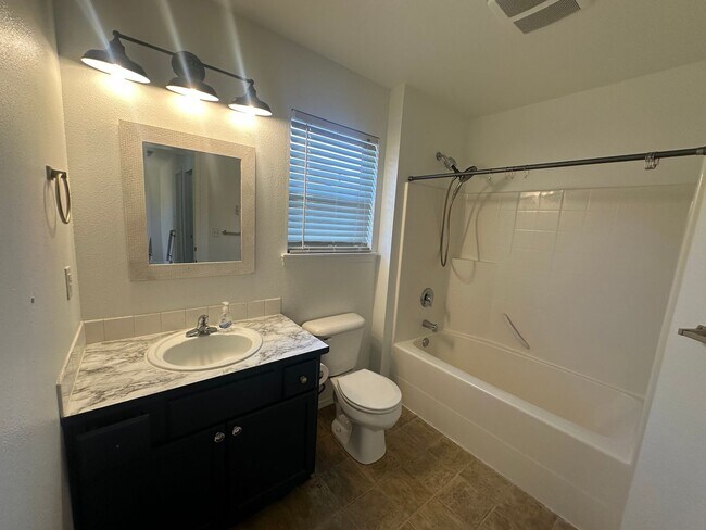 Building Photo - Charming 3-Bedroom Home in Autumn Hill – A...