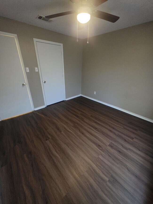 Building Photo - 4 bed 2 bath home