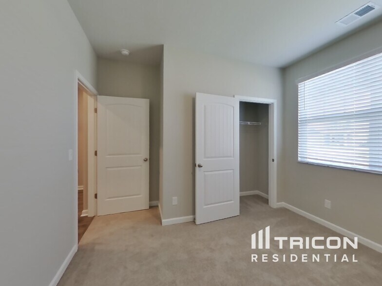 Building Photo - 2028 Tate Farm Ln