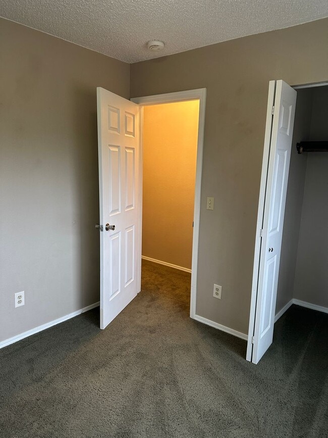 Building Photo - 4943-4945 Vance DR - SL