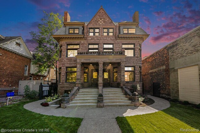 Building Photo - 701 W Canfield St