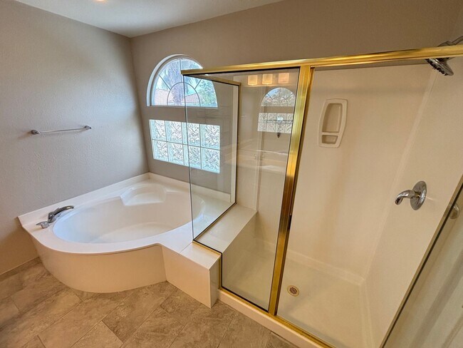 Building Photo - Beautiful two-story home with 4 BED / 2.5 BATH w Loft located in Henderson Nevada!