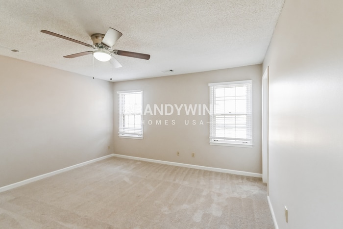 Building Photo - 292 E Valleywood Dr