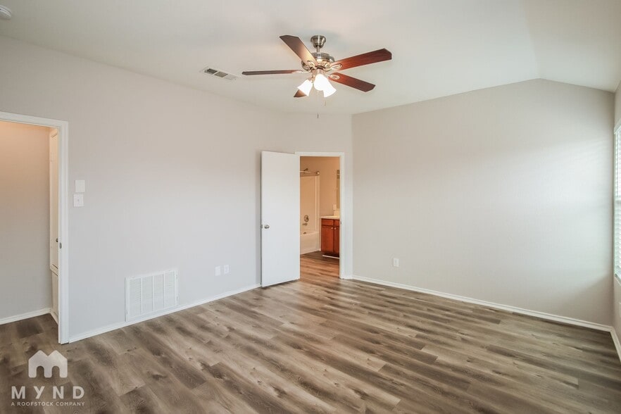 Building Photo - 4613 Redbud Dr