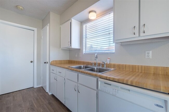 Building Photo - 601 Osage Dr