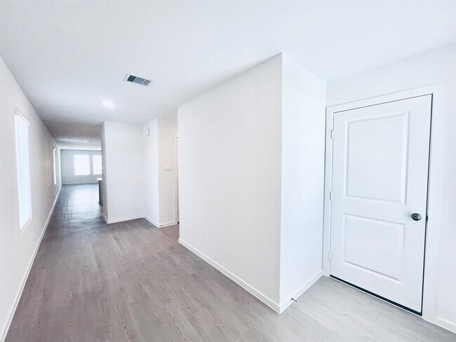 Building Photo - 3007 Mallorca Dr