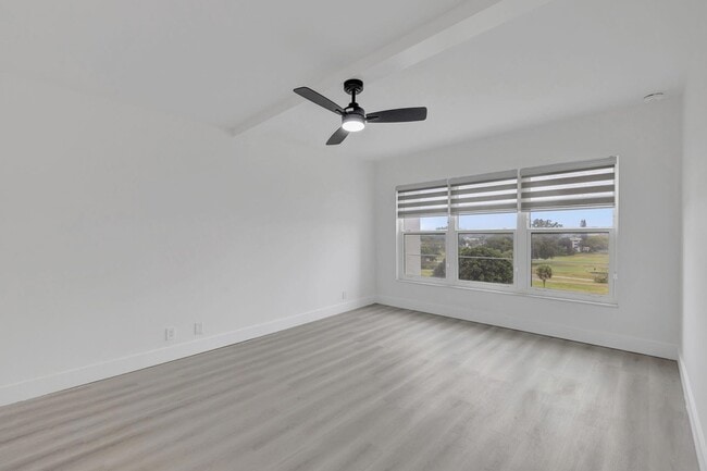 Building Photo - 3050 N Palm Aire Dr