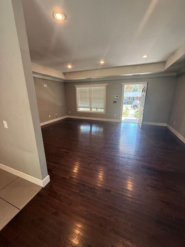Building Photo - Beautiful 3 Bedroom