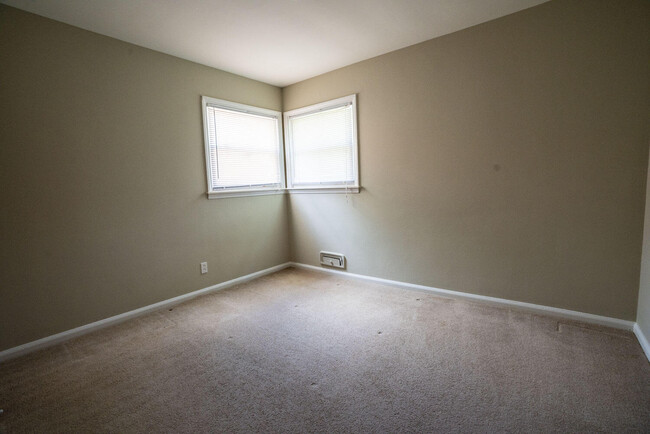 Building Photo - 2631 Woodside St