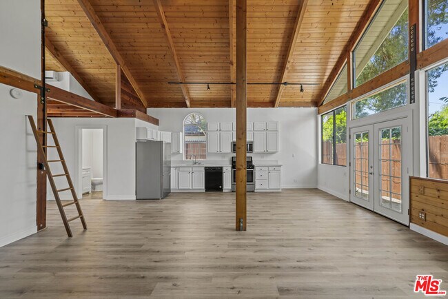 Building Photo - 11151 Hortense St