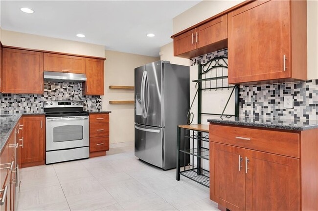 Building Photo - 41 Elmway St