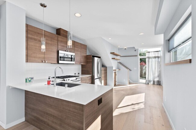 Building Photo - 2Bd/1.75Ba Seattle Townhouse